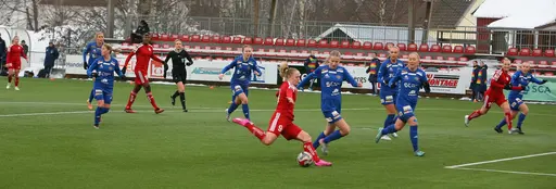 Det var härligt väder i Piteå If Damers utepremiär i segermatchen mot Sunnanå. Se bildtexter nedan.