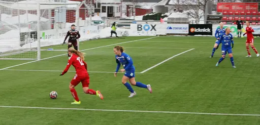 Det var härligt väder i Piteå If Damers utepremiär i segermatchen mot Sunnanå. Se bildtexter nedan.