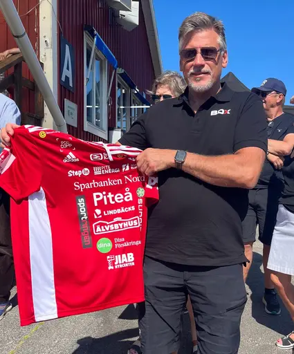 Glada framtida damspelare samt dagens matchvärd Mats Agelund (BDX)