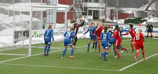 Det var härligt väder i Piteå If Damers utepremiär i segermatchen mot Sunnanå. Se bildtexter nedan.