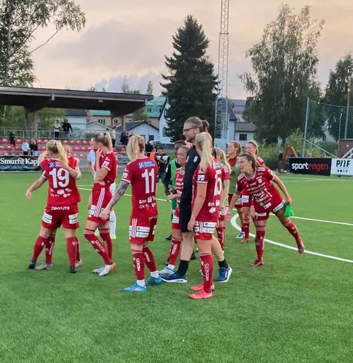 Glada spelare, glada ungdomar som får bilder signerade och glad matchvärd (Sparbanken Nord) som delar ut pris till Piteås lirare och även får signerad matchtröja före match!