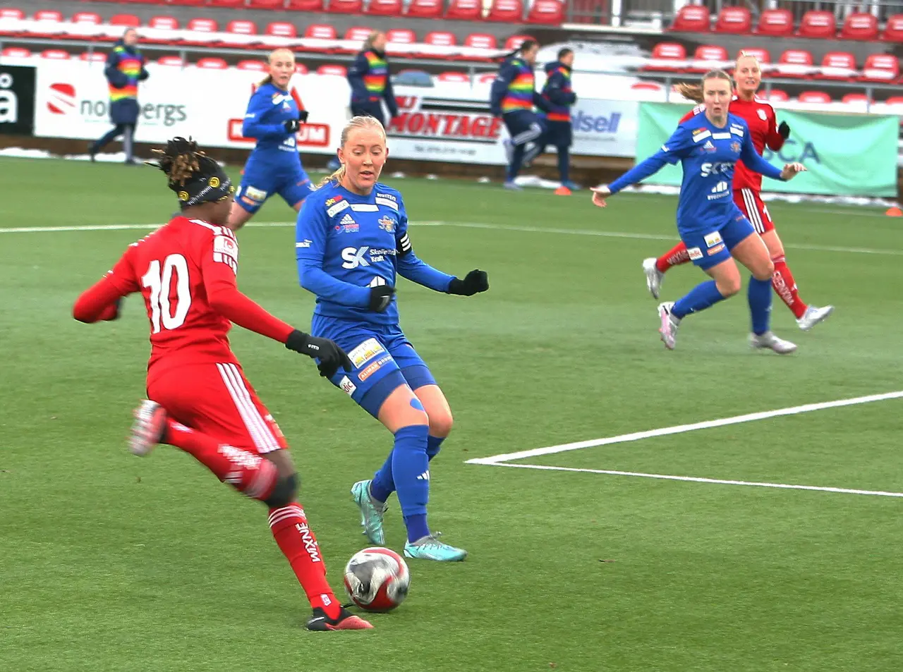 Anam imo utmanar motståndarna i straffområdet