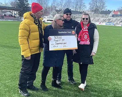 - Vi siktar på en miljon, sade supportergruppen när de lämnade över en check på 167 000 kronor vid hemmapremiären i OBOS Damallsvenskan. Fr v Christer Berggren, Marianne Johansson, Ulf Berg