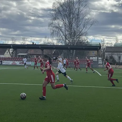 Söndagen bjöd på fint fotbollsväder, men förlust mot gästande AIK.
