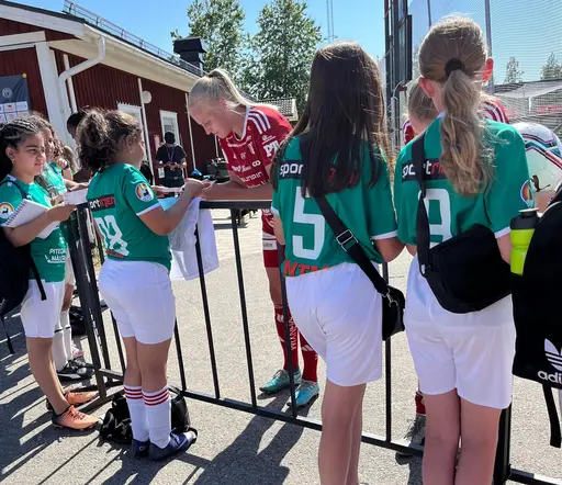 Glada framtida damspelare samt dagens matchvärd Mats Agelund (BDX)