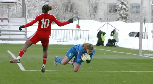 Samantha Leshnak Murphy gjorde en stormatch mot Rosengård. Bild 2: Anam Imo attackerar målet.
