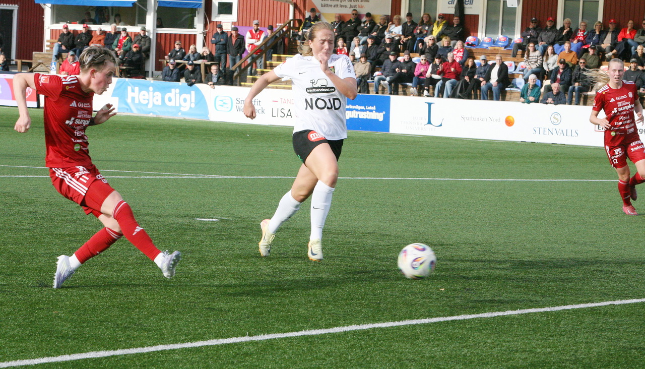 Cissi Edlund satte ledningsmålet för Piteå assisterad av Àsla Johannesen och Amirah Ali.