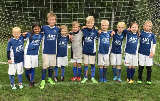 Blöta men glada ESK:are. Alvin R, Linnea, Simon Ö, Erik B, Erik Ö, Edvin, Vidar, Albin, Marius, Alfons.