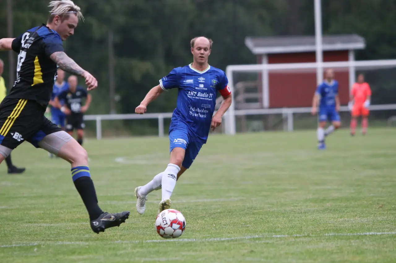 Emil Sand gjorde hattrick mär Ekedalen slog Skultorp med 6-0 i seriespelets näst sista omgång.