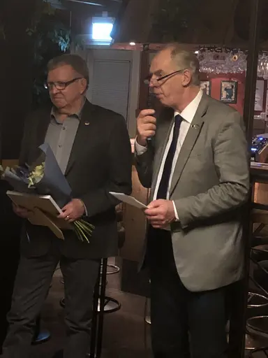 Ordförande Mats Löwing utser Leif Persson till Hedersmedlem. Den 5: i ordningen.