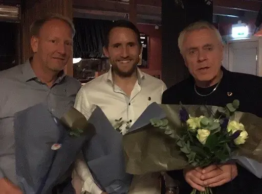 Ordförande Mats Löwing utser Leif Persson till Hedersmedlem. Den 5: i ordningen.