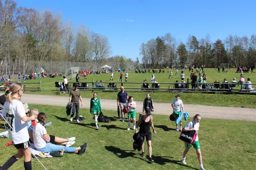 Rickar Andersson och Claes Rydholm nöjda grillare i vårsolen, vid Giffcupen dag 1.