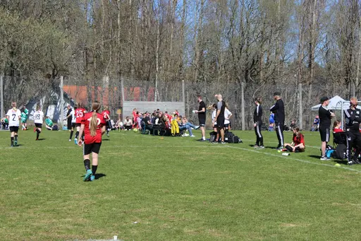 Rickar Andersson och Claes Rydholm nöjda grillare i vårsolen, vid Giffcupen dag 1.