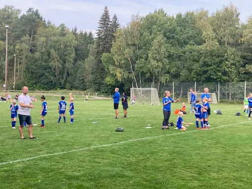 Ledarna, Erik och Gita tittar på matchen med spänd förväntan.