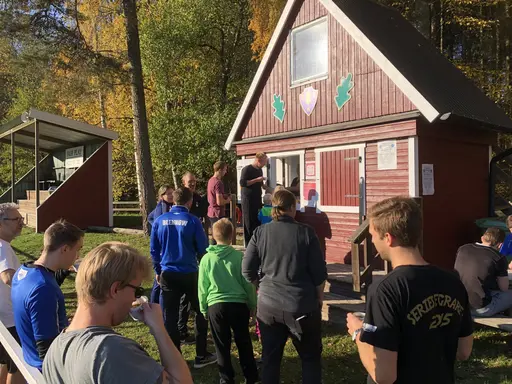 Unga som gamla medlemmar slöt upp denna soliga och ovanligt varma oktobermorgon för att iordningställa Idrottsparken efter ännu en avslutat säsong.