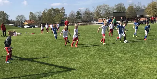 Strålande sol, fin gräsmatta och underhållande spel i Varnhem!