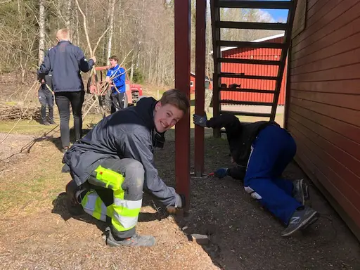 Både stora och små vid arbetsdagen på Idrottsparken en härlig vårdag i april 2020.