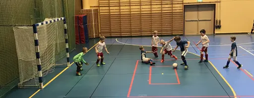 08/09-gänget förstärkta med Simon Ö o Rasmus J. öste på i Arenan i Skövde.