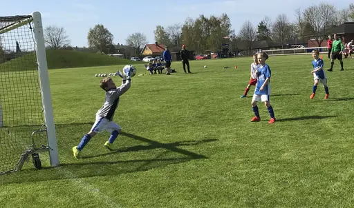 Strålande sol, fin gräsmatta och underhållande spel i Varnhem!