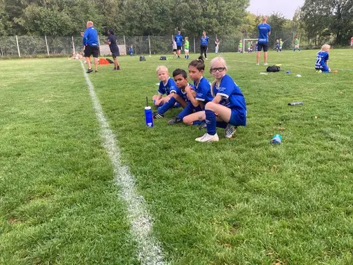 Ledarna, Erik och Gita tittar på matchen med spänd förväntan.
