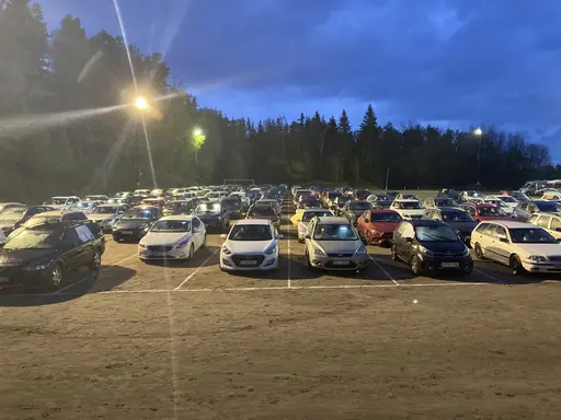 Entusiastiska funktionärer vid årets premiärspel.