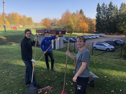 Unga som gamla medlemmar slöt upp denna soliga och ovanligt varma oktobermorgon för att iordningställa Idrottsparken efter ännu en avslutat säsong.