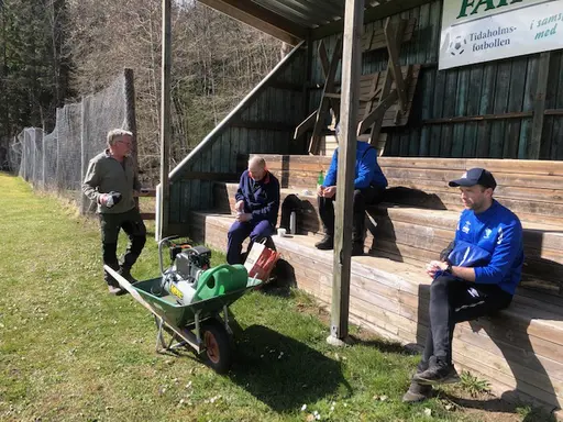 Både stora och små vid arbetsdagen på Idrottsparken en härlig vårdag i april 2020.