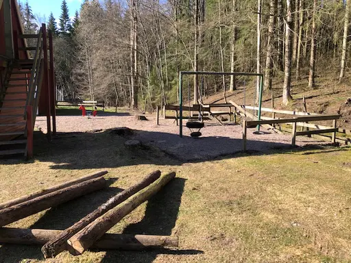 Både stora och små vid arbetsdagen på Idrottsparken en härlig vårdag i april 2020.