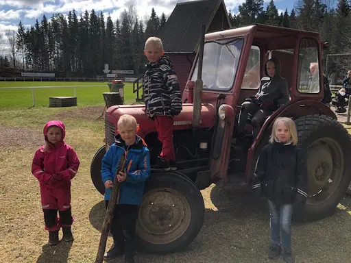 Både stora och små vid arbetsdagen på Idrottsparken en härlig vårdag i april 2020.