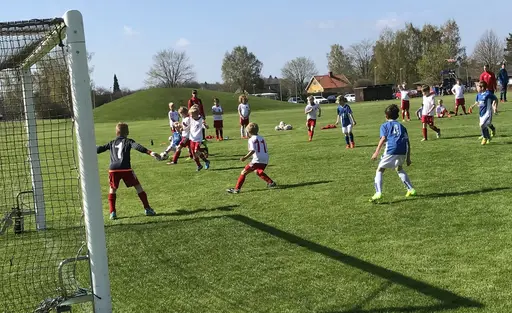Strålande sol, fin gräsmatta och underhållande spel i Varnhem!