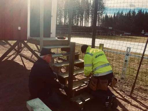 Stora som små arbetare på Idrottsparken denna vårdag.