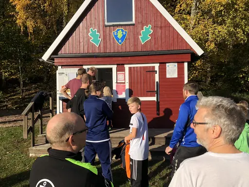 Unga som gamla medlemmar slöt upp denna soliga och ovanligt varma oktobermorgon för att iordningställa Idrottsparken efter ännu en avslutat säsong.