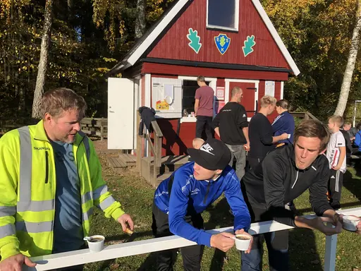 Unga som gamla medlemmar slöt upp denna soliga och ovanligt varma oktobermorgon för att iordningställa Idrottsparken efter ännu en avslutat säsong.