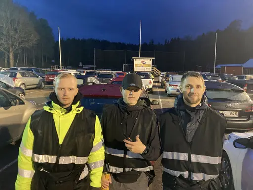 Entusiastiska funktionärer vid årets premiärspel.