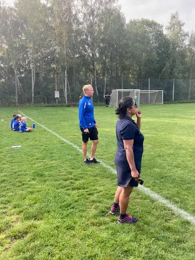 Ledarna, Erik och Gita tittar på matchen med spänd förväntan.