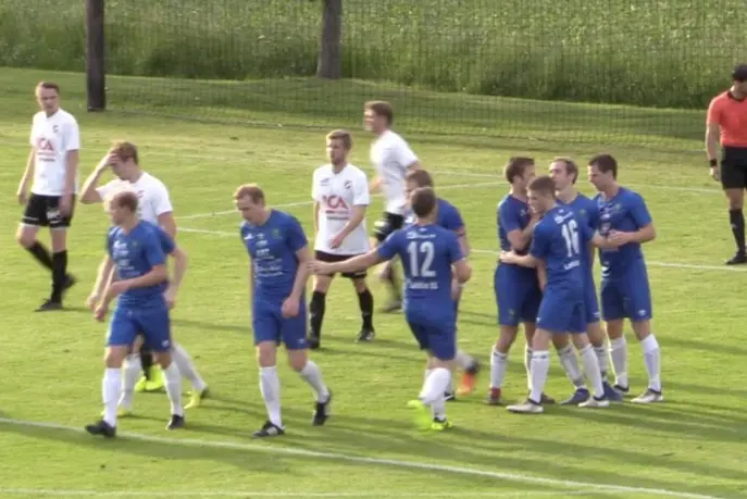 Här gratuleras Johan Löwing efter ESK:s ledningsmål.