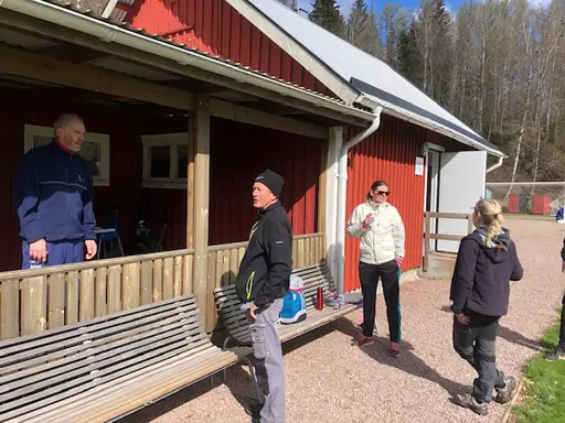 Både stora och små vid arbetsdagen på Idrottsparken en härlig vårdag i april 2020.