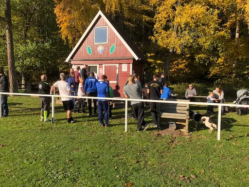 Unga som gamla medlemmar slöt upp denna soliga och ovanligt varma oktobermorgon för att iordningställa Idrottsparken efter ännu en avslutat säsong.