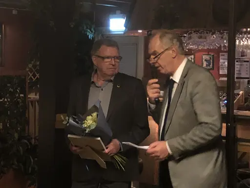 Ordförande Mats Löwing utser Leif Persson till Hedersmedlem. Den 5: i ordningen.