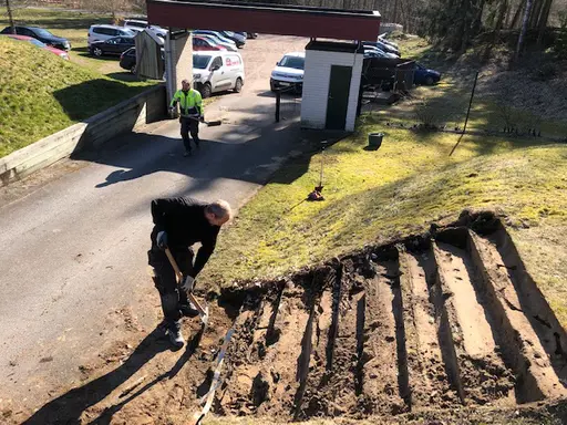 Både stora och små vid arbetsdagen på Idrottsparken en härlig vårdag i april 2020.