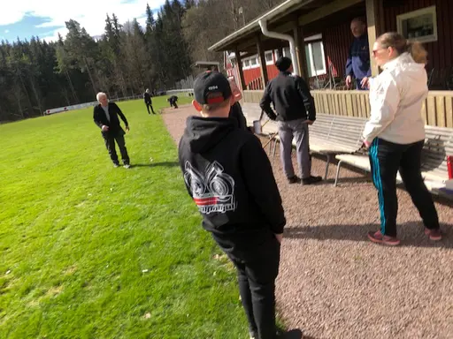 Både stora och små vid arbetsdagen på Idrottsparken en härlig vårdag i april 2020.