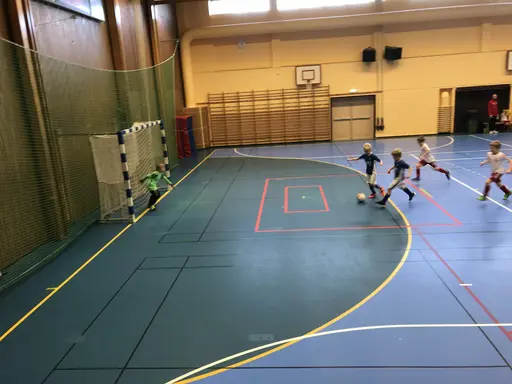 08/09-gänget förstärkta med Simon Ö o Rasmus J. öste på i Arenan i Skövde.