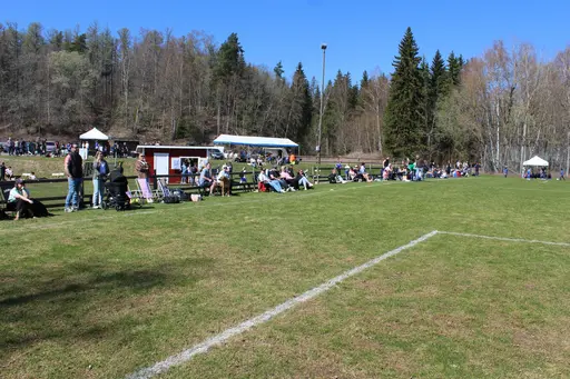 Rickar Andersson och Claes Rydholm nöjda grillare i vårsolen, vid Giffcupen dag 1.