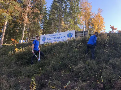 Unga som gamla medlemmar slöt upp denna soliga och ovanligt varma oktobermorgon för att iordningställa Idrottsparken efter ännu en avslutat säsong.