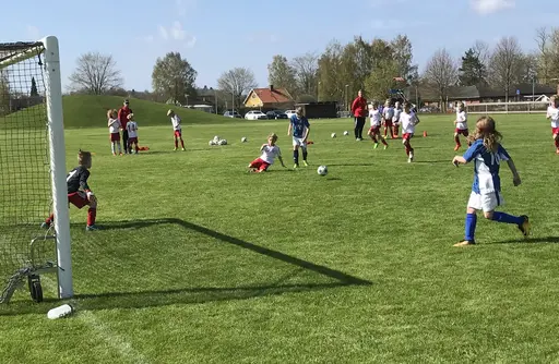 Strålande sol, fin gräsmatta och underhållande spel i Varnhem!