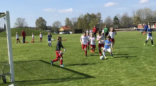 Strålande sol, fin gräsmatta och underhållande spel i Varnhem!