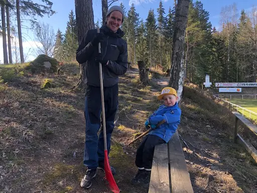 Både stora och små vid arbetsdagen på Idrottsparken en härlig vårdag i april 2020.