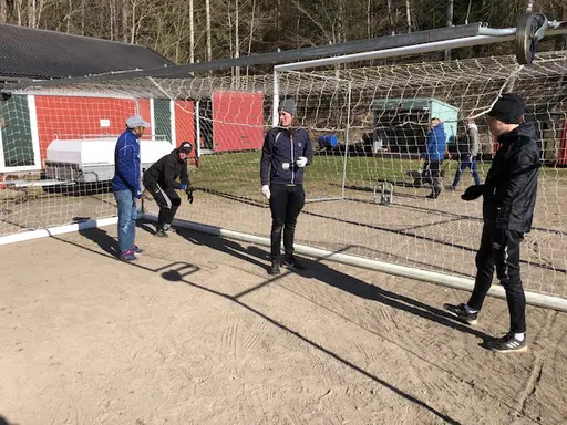Både stora och små vid arbetsdagen på Idrottsparken en härlig vårdag i april 2020.