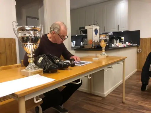 Årsmöte 2019, ordförande Mats Löwing lämnar över klubban till mötes ordförande Kurt-Arne Karlsson.