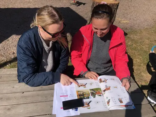 Både stora och små vid arbetsdagen på Idrottsparken en härlig vårdag i april 2020.